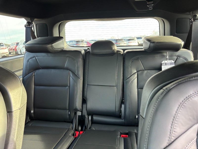 Lincoln Navigator L Vehicle Full-screen Gallery Image 11