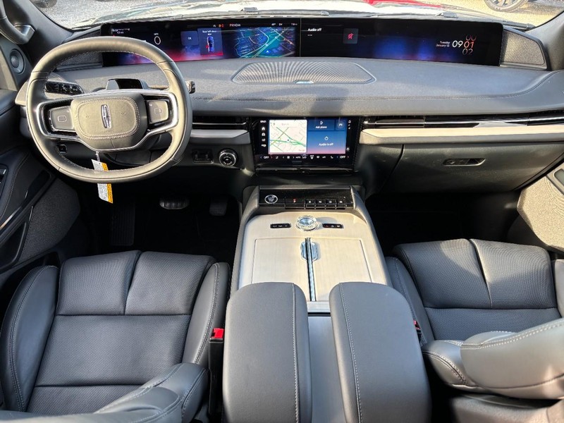 Lincoln Navigator L Vehicle Full-screen Gallery Image 13