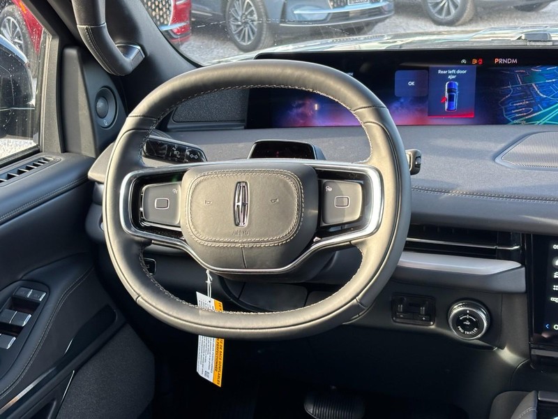 Lincoln Navigator L Vehicle Full-screen Gallery Image 14