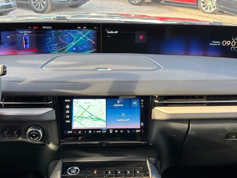 Lincoln Navigator L Vehicle Full-screen Gallery Image 15