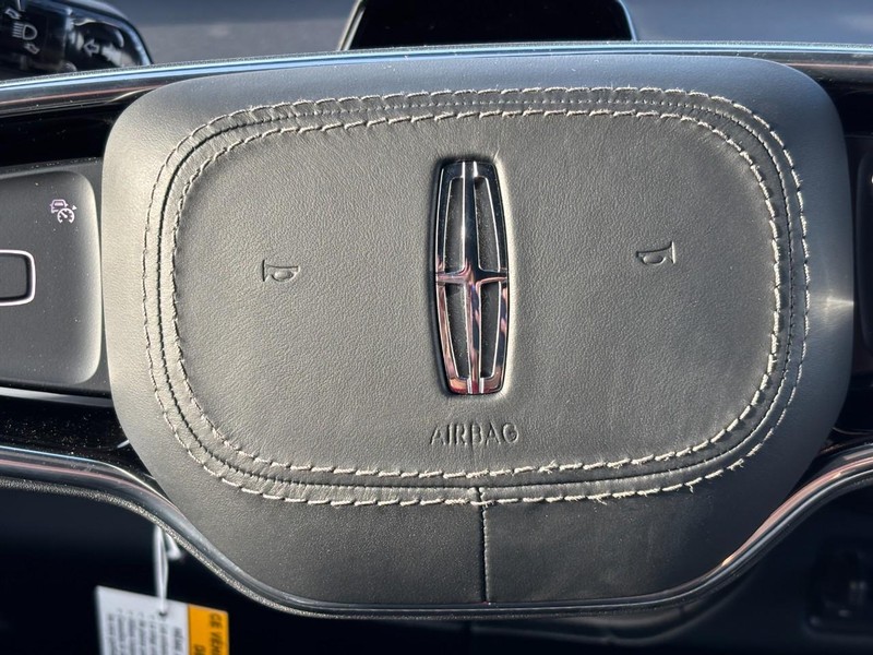 Lincoln Navigator L Vehicle Full-screen Gallery Image 21