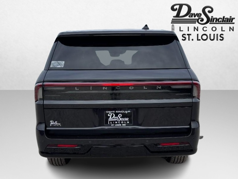 Lincoln Navigator L Vehicle Full-screen Gallery Image 06