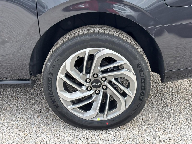 Lincoln Navigator L Vehicle Full-screen Gallery Image 10