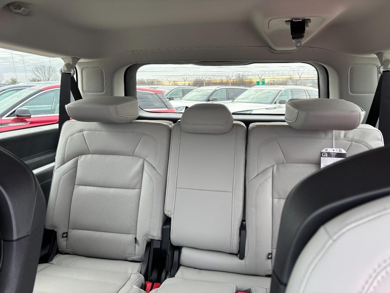 Lincoln Navigator L Vehicle Full-screen Gallery Image 11