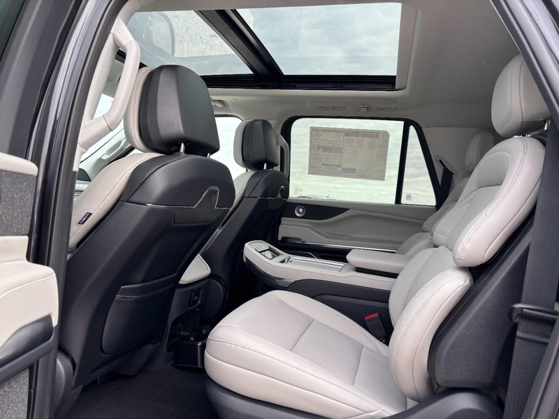 Lincoln Navigator L Vehicle Full-screen Gallery Image 12