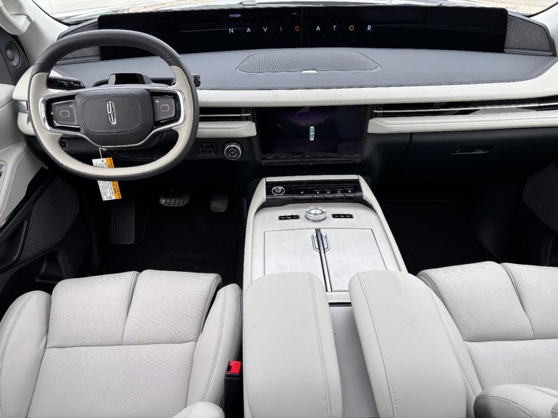Lincoln Navigator L Vehicle Full-screen Gallery Image 13