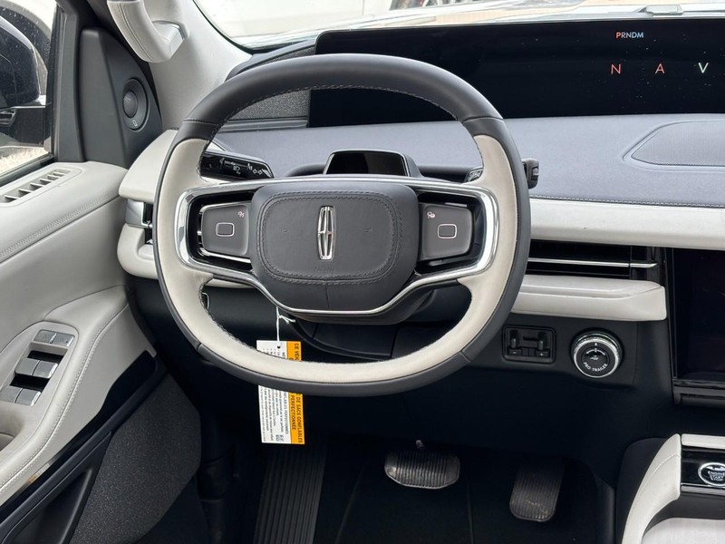 Lincoln Navigator L Vehicle Full-screen Gallery Image 14