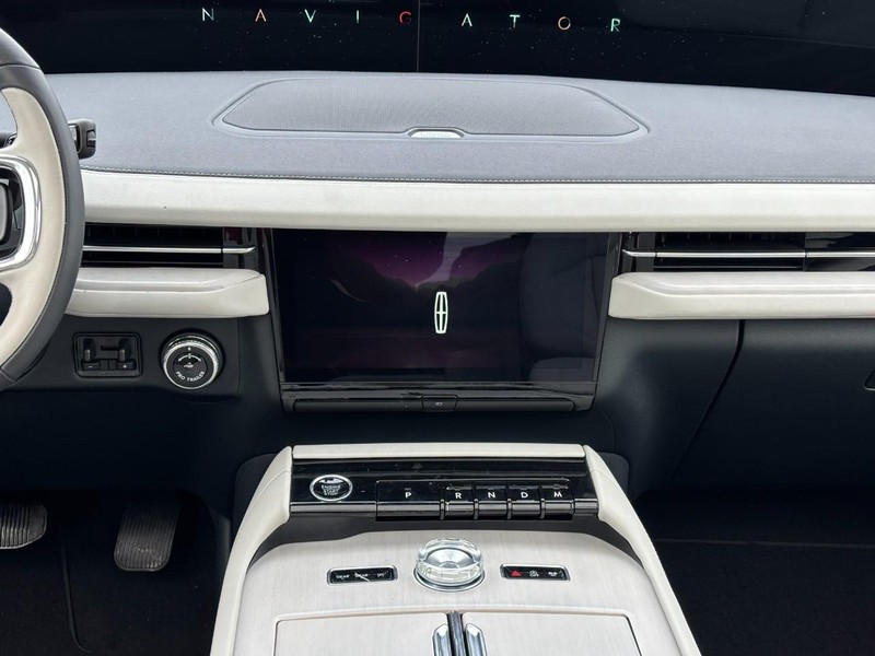 Lincoln Navigator L Vehicle Full-screen Gallery Image 15