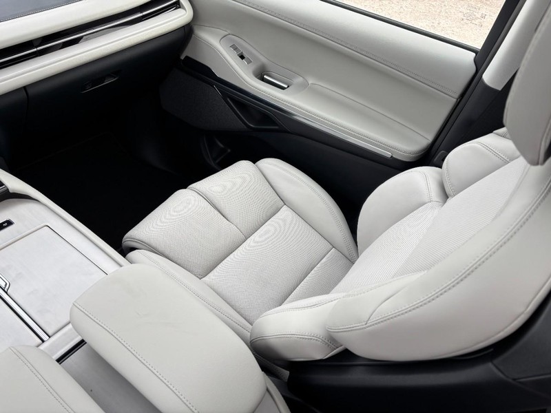 Lincoln Navigator L Vehicle Full-screen Gallery Image 16