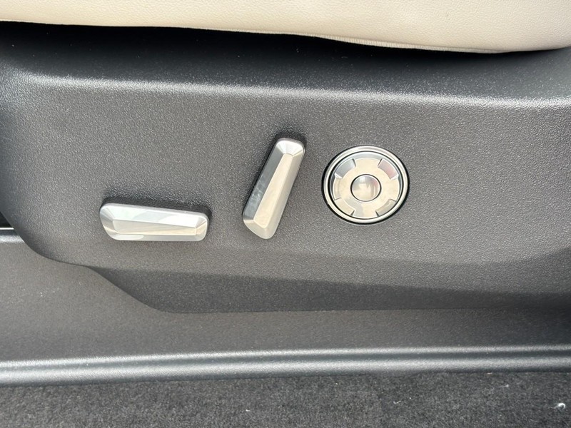 Lincoln Navigator L Vehicle Full-screen Gallery Image 17