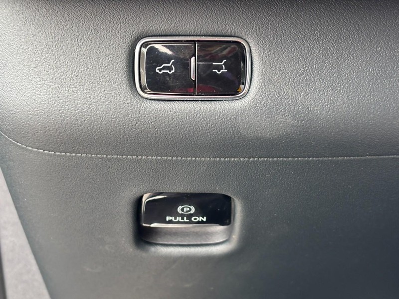 Lincoln Navigator L Vehicle Full-screen Gallery Image 19