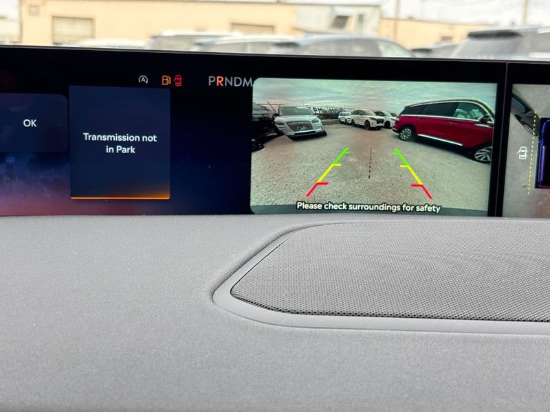 Lincoln Navigator L Vehicle Full-screen Gallery Image 25