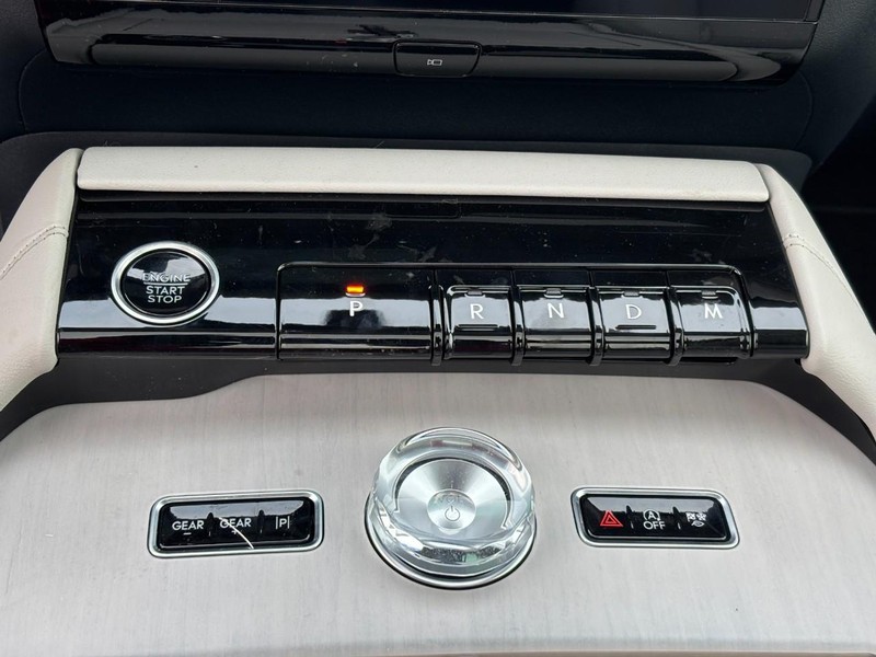 Lincoln Navigator L Vehicle Full-screen Gallery Image 27