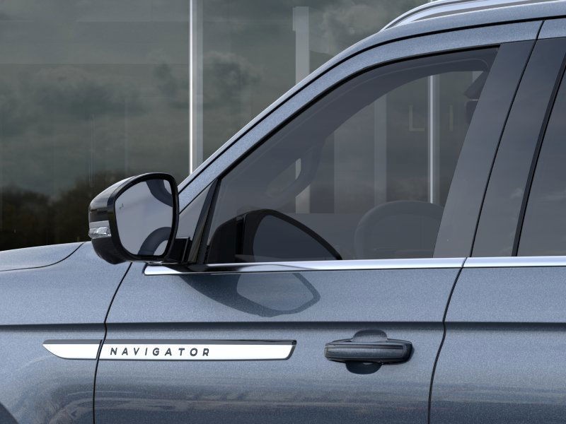 Lincoln Navigator L Vehicle Full-screen Gallery Image 21