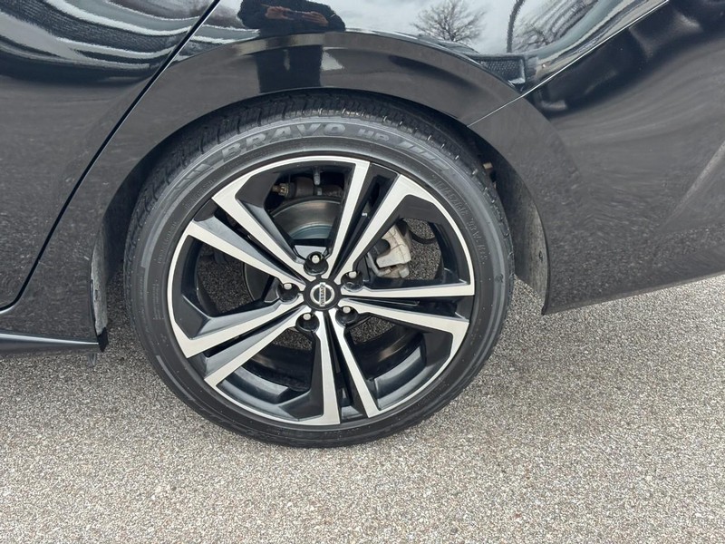 Nissan Sentra Vehicle Full-screen Gallery Image 10