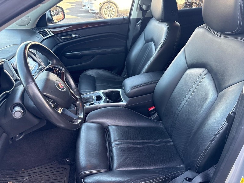Cadillac SRX Vehicle Full-screen Gallery Image 05