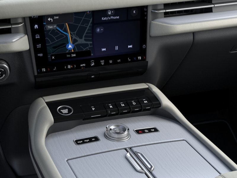 Lincoln Navigator Vehicle Full-screen Gallery Image 16