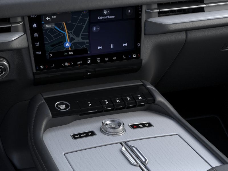 Lincoln Navigator Vehicle Full-screen Gallery Image 16