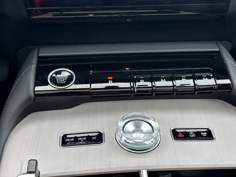 Lincoln Navigator Vehicle Full-screen Gallery Image 27