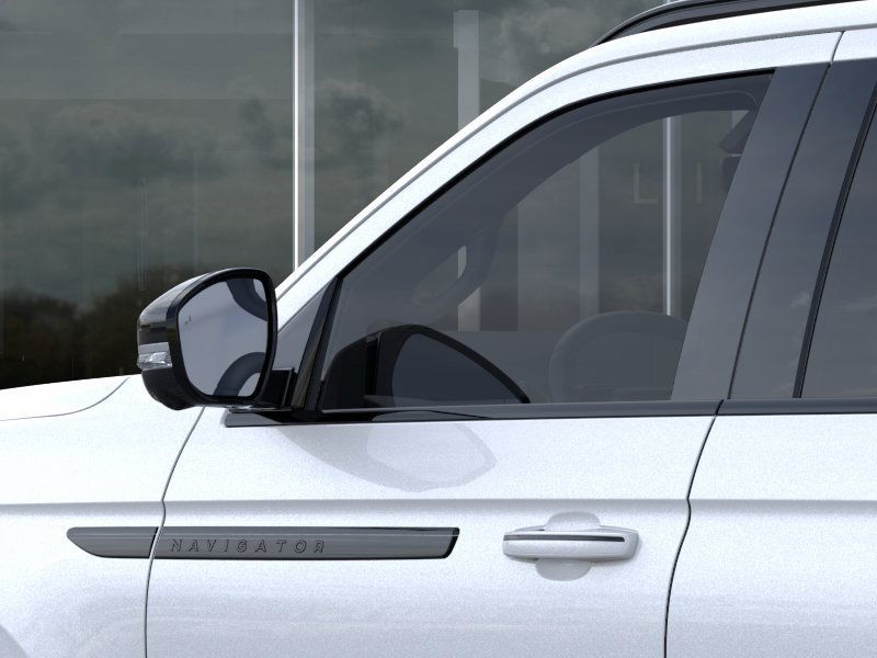 Lincoln Navigator L Vehicle Full-screen Gallery Image 21