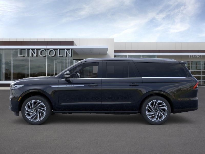 Lincoln Navigator L Vehicle Full-screen Gallery Image 03