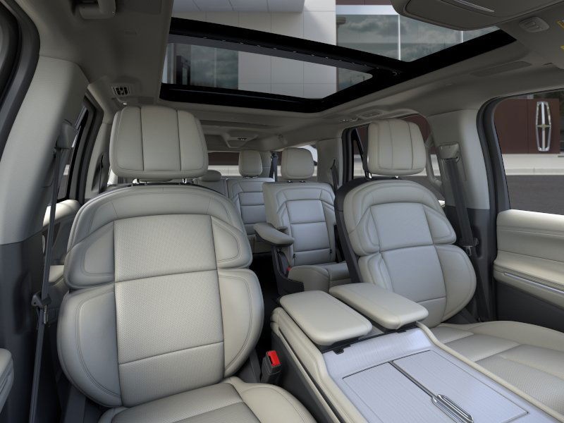Lincoln Navigator L Vehicle Full-screen Gallery Image 11