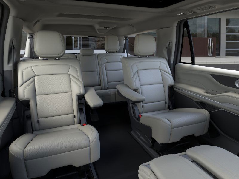 Lincoln Navigator L Vehicle Full-screen Gallery Image 12