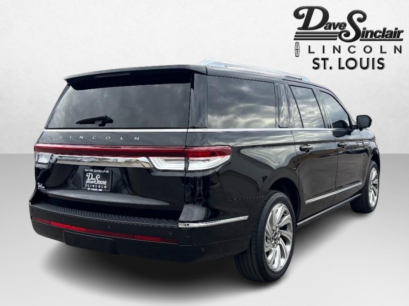 Lincoln Navigator L Vehicle Full-screen Gallery Image 05