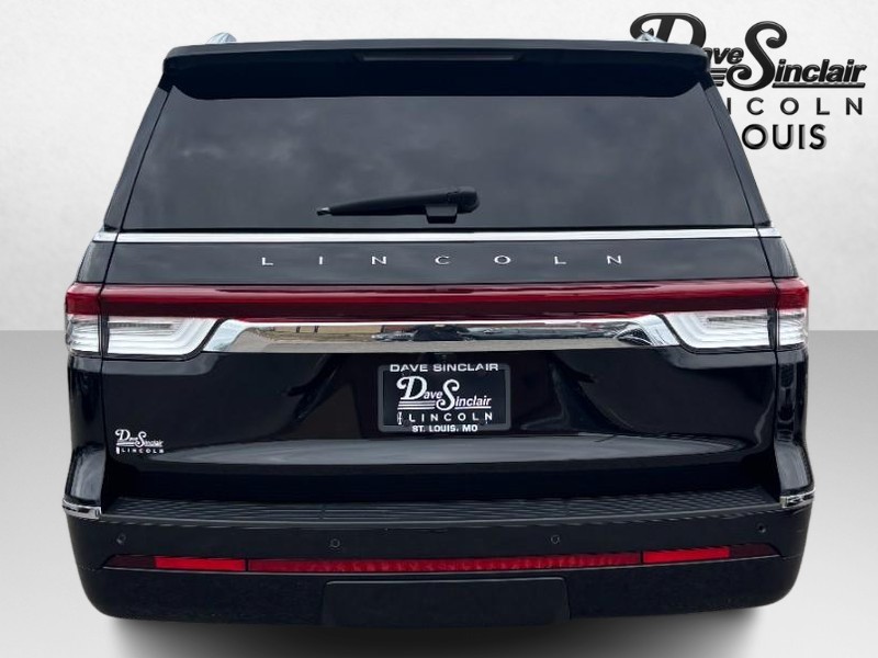 Lincoln Navigator L Vehicle Full-screen Gallery Image 06