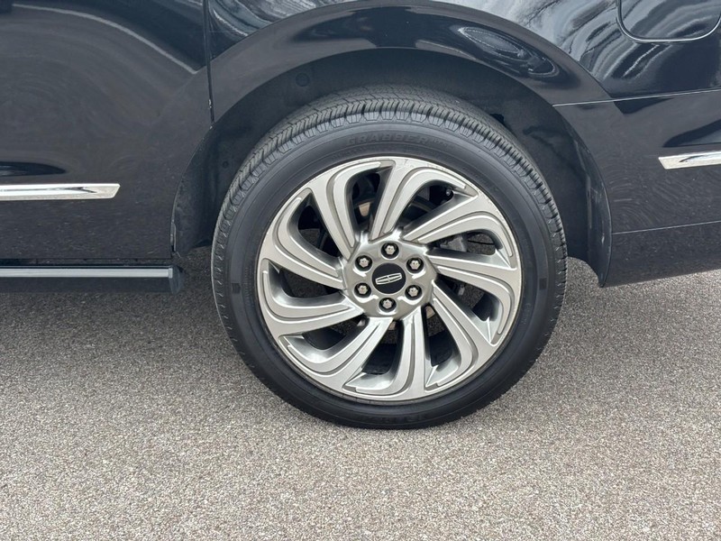 Lincoln Navigator L Vehicle Full-screen Gallery Image 10