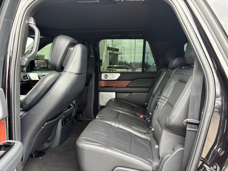Lincoln Navigator L Vehicle Full-screen Gallery Image 11