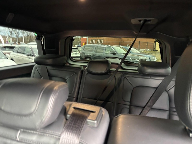 Lincoln Navigator L Vehicle Full-screen Gallery Image 12