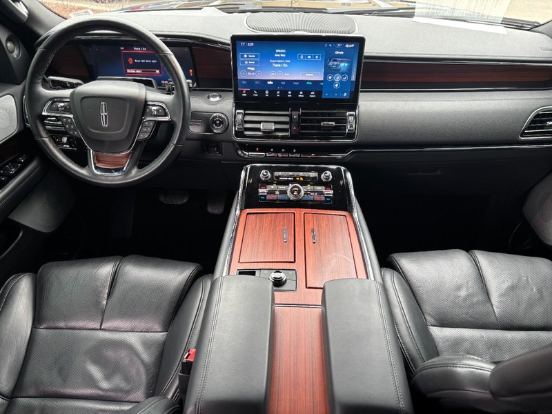 Lincoln Navigator L Vehicle Full-screen Gallery Image 13