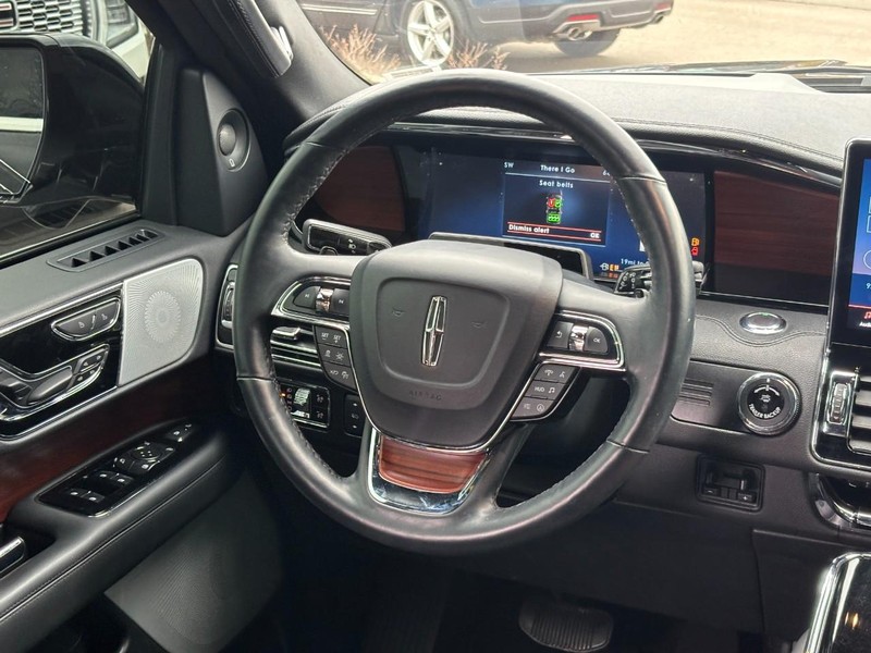 Lincoln Navigator L Vehicle Full-screen Gallery Image 14
