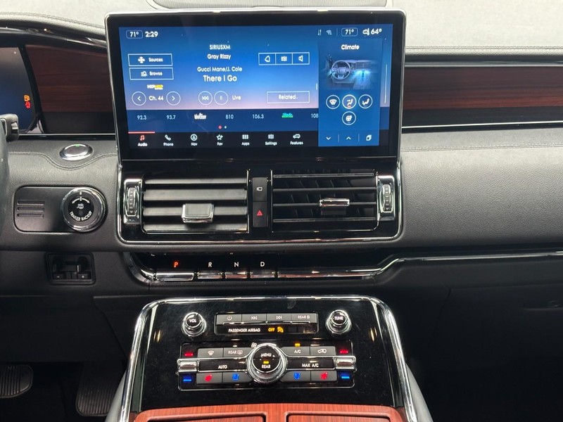 Lincoln Navigator L Vehicle Full-screen Gallery Image 15