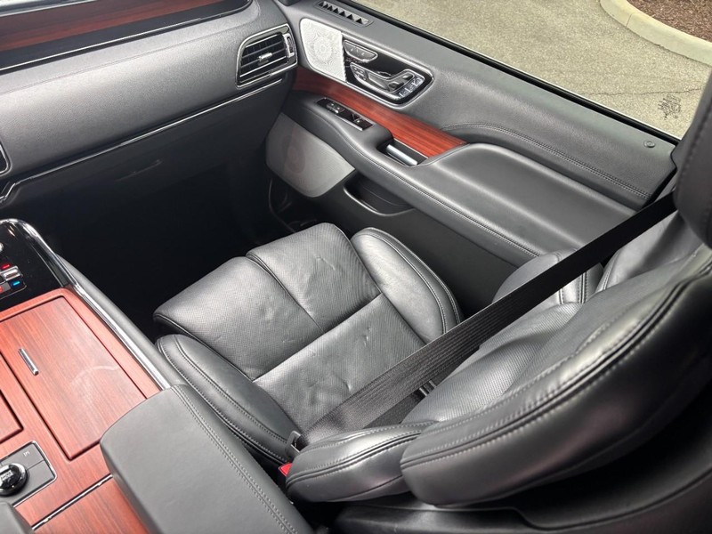 Lincoln Navigator L Vehicle Full-screen Gallery Image 16