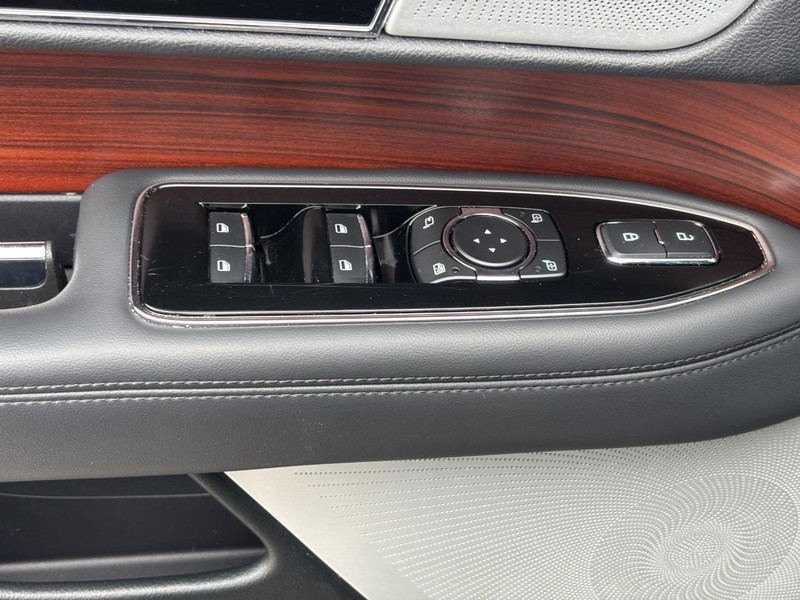 Lincoln Navigator L Vehicle Full-screen Gallery Image 18