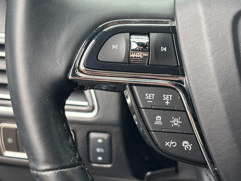 Lincoln Navigator L Vehicle Full-screen Gallery Image 20