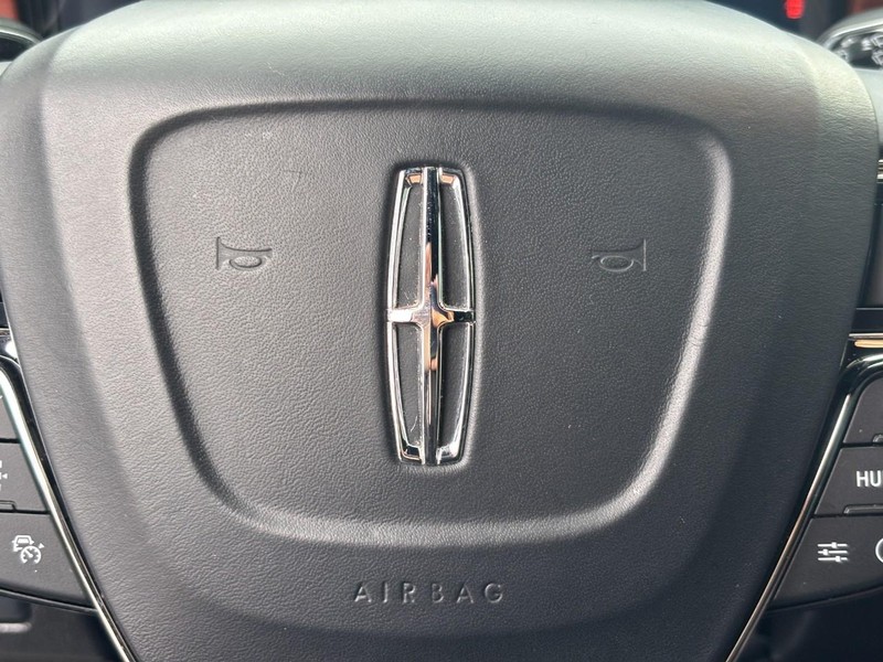 Lincoln Navigator L Vehicle Full-screen Gallery Image 21