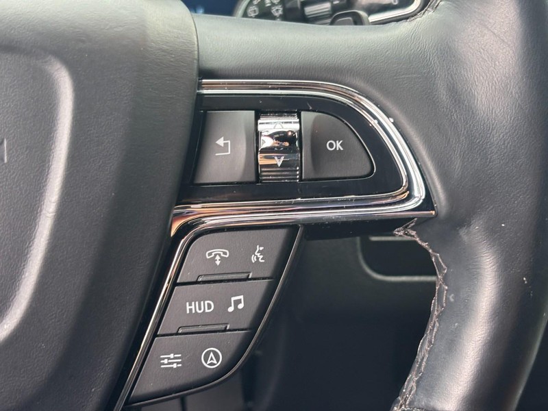 Lincoln Navigator L Vehicle Full-screen Gallery Image 22