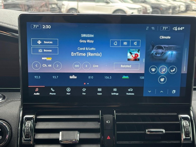 Lincoln Navigator L Vehicle Full-screen Gallery Image 24