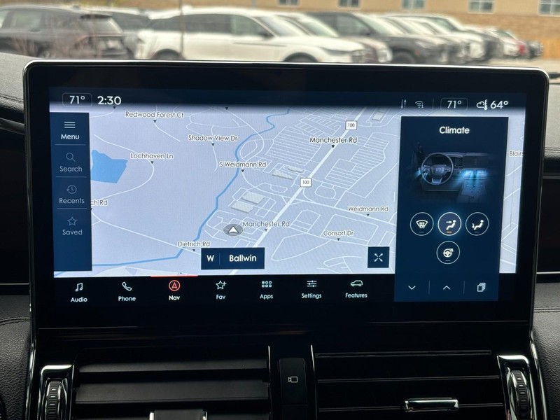 Lincoln Navigator L Vehicle Full-screen Gallery Image 25