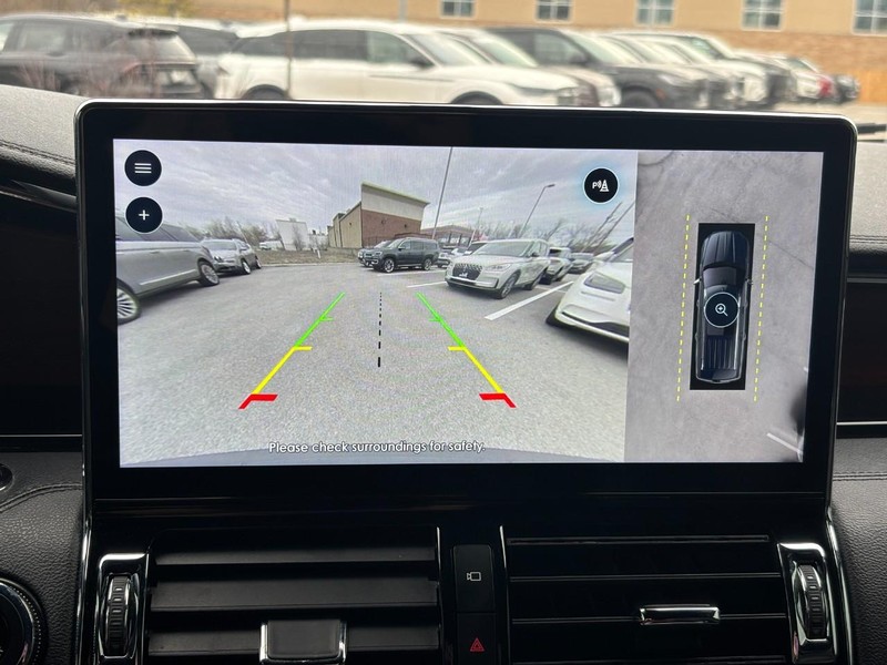 Lincoln Navigator L Vehicle Full-screen Gallery Image 26