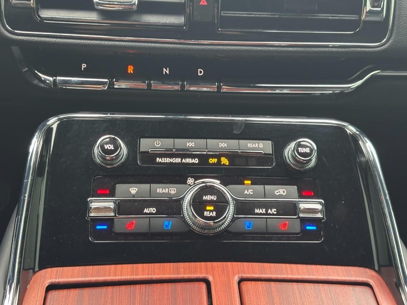 Lincoln Navigator L Vehicle Full-screen Gallery Image 27