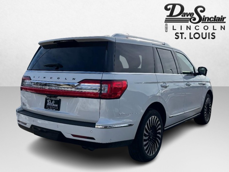 Lincoln Navigator Vehicle Full-screen Gallery Image 05