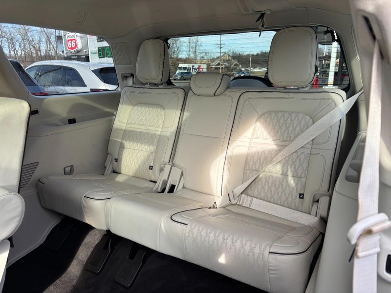 Lincoln Navigator Vehicle Full-screen Gallery Image 11