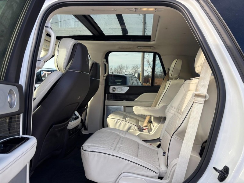 Lincoln Navigator Vehicle Full-screen Gallery Image 12
