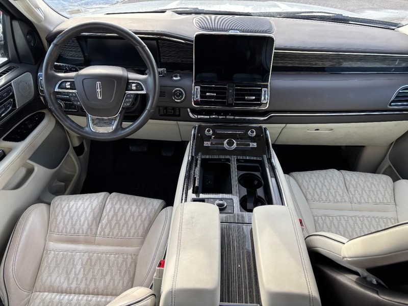 Lincoln Navigator Vehicle Full-screen Gallery Image 13