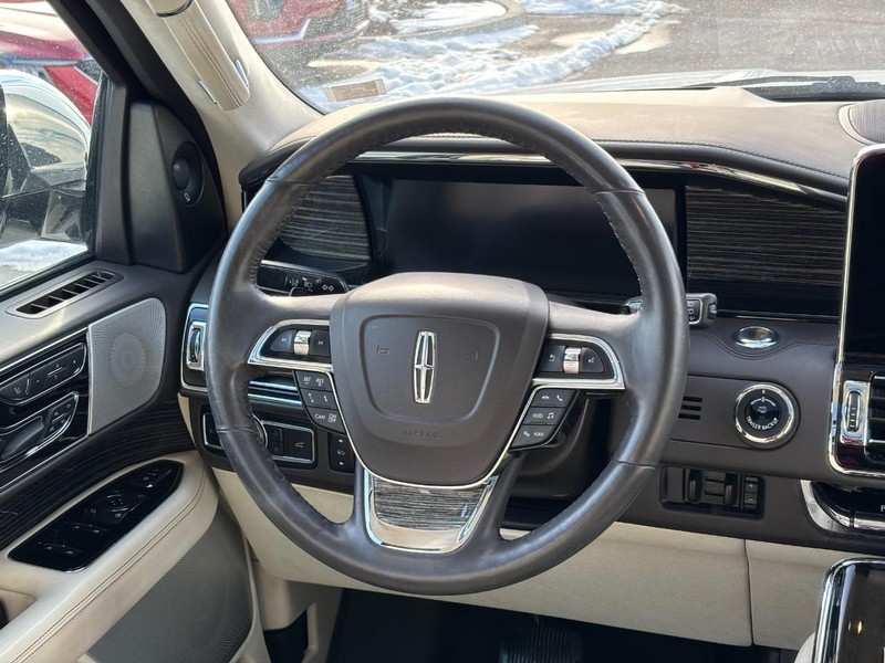 Lincoln Navigator Vehicle Full-screen Gallery Image 14