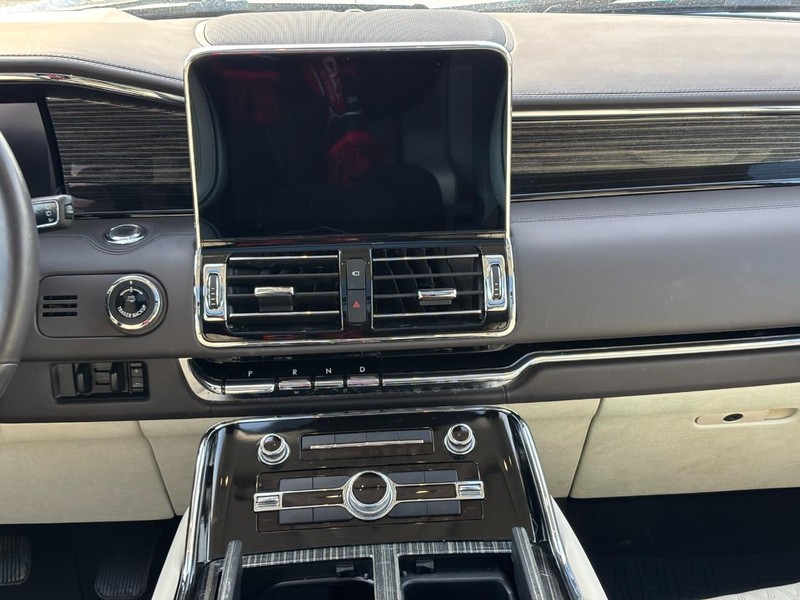 Lincoln Navigator Vehicle Full-screen Gallery Image 15